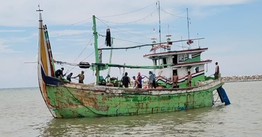 Satpolairud Polres Lamongan Koordinasi Intensif Cari KMN ENTOK yang Hilang Kontak di Perairan Kangean