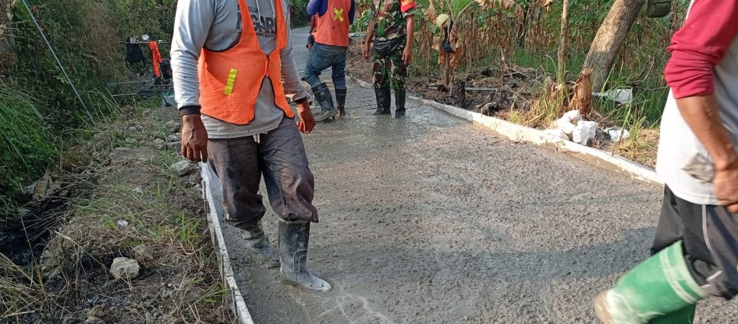 Dongkrak Ekonomi Petani, Babinsa Koramil 0812/06 Ngimbang dan Warga Gotong Royong Cor Jalan Usaha Tani di Pra TMMD