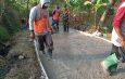 Dongkrak Ekonomi Petani, Babinsa Koramil 0812/06 Ngimbang dan Warga Gotong Royong Cor Jalan Usaha Tani di Pra TMMD