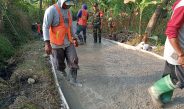 Dongkrak Ekonomi Petani, Babinsa Koramil 0812/06 Ngimbang dan Warga Gotong Royong Cor Jalan Usaha Tani di Pra TMMD