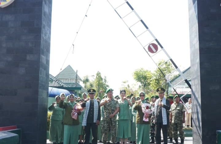 Penuh Haru dan Bangga, Kodim 0812/Lamongan Lepas Perwira Terbaik dalam Tradisi Purna Tugas dan Pindah Satuan