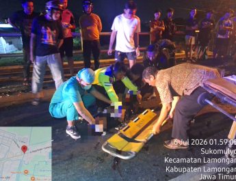 Dua Pelajar Meninggal Tabrakan Adu Depan, Polisi Lamongan Lakukan Evakuasi
