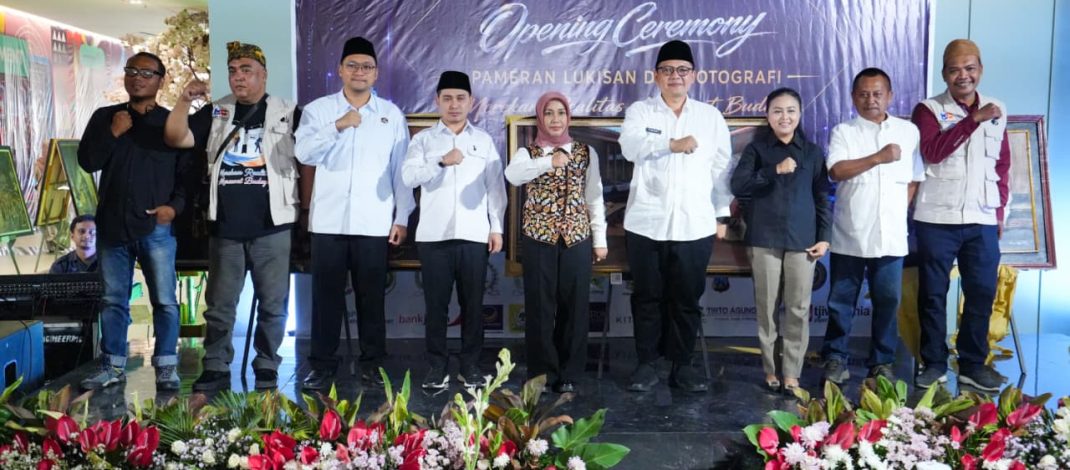 Tinjau Pameran Lukisan dan Fotografi Media Center Mojokerto, Ning Ita Berharap Jadi Magnet Kunjungan dan Penggerak Ekonomi