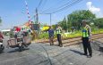 Polisi Tolong Pengendara Scoopy Usai Laka dengan KA Pandalungan di Sukodadi