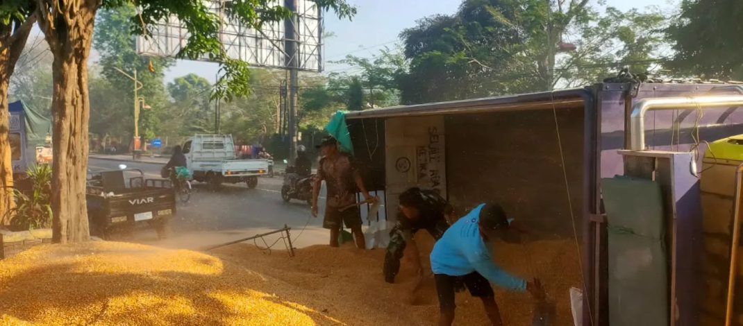 Prajurit Yonif 503 Kostrad Sigap Evakuasi Truk Terguling