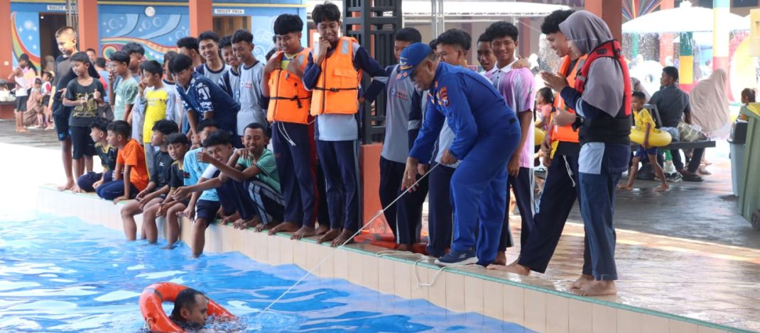 Satpolairud Polres Lamongan Bekali Santri Al Manar Keterampilan Berenang dan Pertolongan di Air