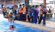 Satpolairud Polres Lamongan Bekali Santri Al Manar Keterampilan Berenang dan Pertolongan di Air
