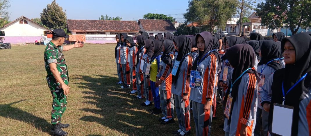 Tanamkan Disiplin dan Karakter Sejak Dini, Batuud Koramil 0812/08 Sambeng Pimpin Pembekalan MPLS di SMKN 1 Sambeng