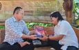 Ketua Fraksi PDIP DPRD Kota Surabaya Terima Buku Sejarah Bung Karno