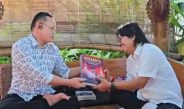 Ketua Fraksi PDIP DPRD Kota Surabaya Terima Buku Sejarah Bung Karno