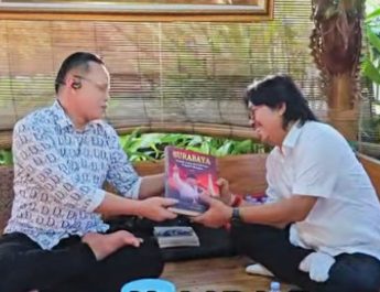 Ketua Fraksi PDIP DPRD Kota Surabaya Terima Buku Sejarah Bung Karno