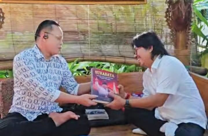 Ketua Fraksi PDIP DPRD Kota Surabaya Terima Buku Sejarah Bung Karno