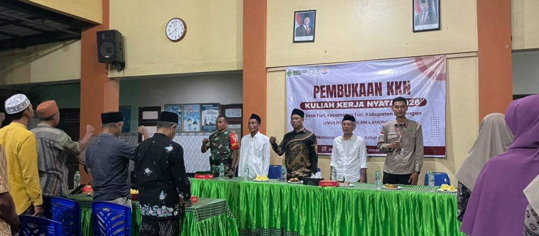 Kemanunggalan TNI, Akademisi, dan Pemdes: Sertu Ahmad Muktadin Hadiri Pembukaan KKN UNISLA di Desa Turi