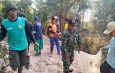 Tingkatkan Kesejahteraan Petani, Babinsa Koramil 0812/17 Paciran Bahu-Membahu Padatkan Jalan Usaha Tani