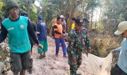 Tingkatkan Kesejahteraan Petani, Babinsa Koramil 0812/17 Paciran Bahu-Membahu Padatkan Jalan Usaha Tani