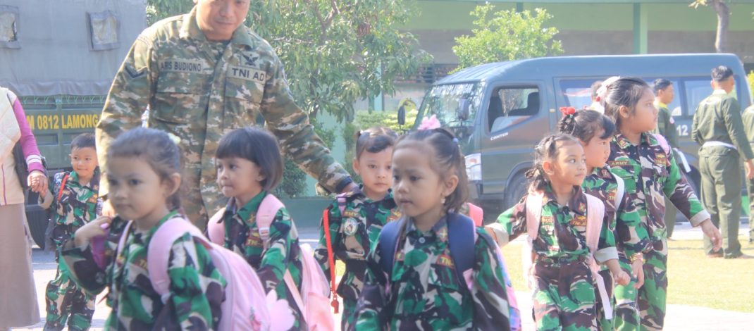 Peringati Hari Anak Nasional, Keceriaan Siswa TK Kartika IV-46 Mewarnai Makodim 0812/Lamongan