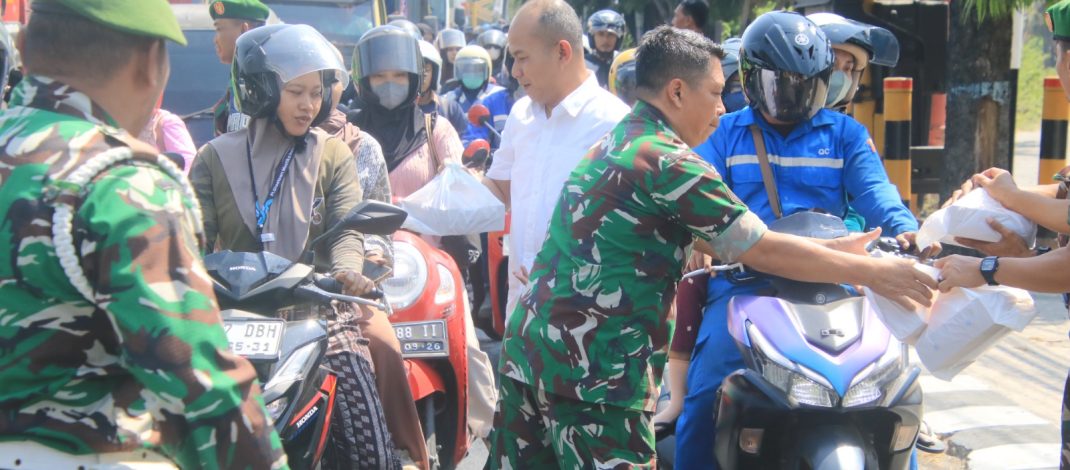 Wujud Kepedulian Sesama, Dandim 0812/Lamongan Pimpin langsung Aksi Sosial “Jumat Berkah”