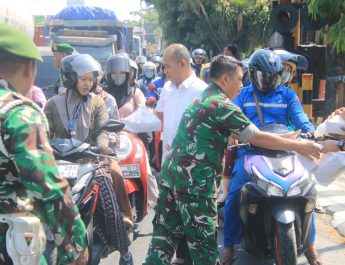 Wujud Kepedulian Sesama, Dandim 0812/Lamongan Pimpin langsung Aksi Sosial “Jumat Berkah”