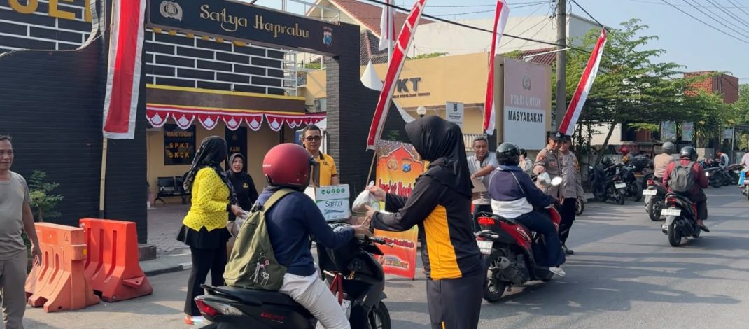 Polsek Waru Bagikan 150 Paket Makanan dan Minum Ke Pengguna Jalan