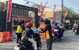 Polsek Waru Bagikan 150 Paket Makanan dan Minum Ke Pengguna Jalan