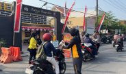 Polsek Waru Bagikan 150 Paket Makanan dan Minum Ke Pengguna Jalan