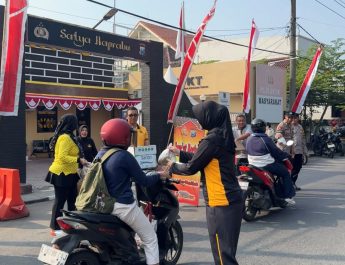 Polsek Waru Bagikan 150 Paket Makanan dan Minum Ke Pengguna Jalan
