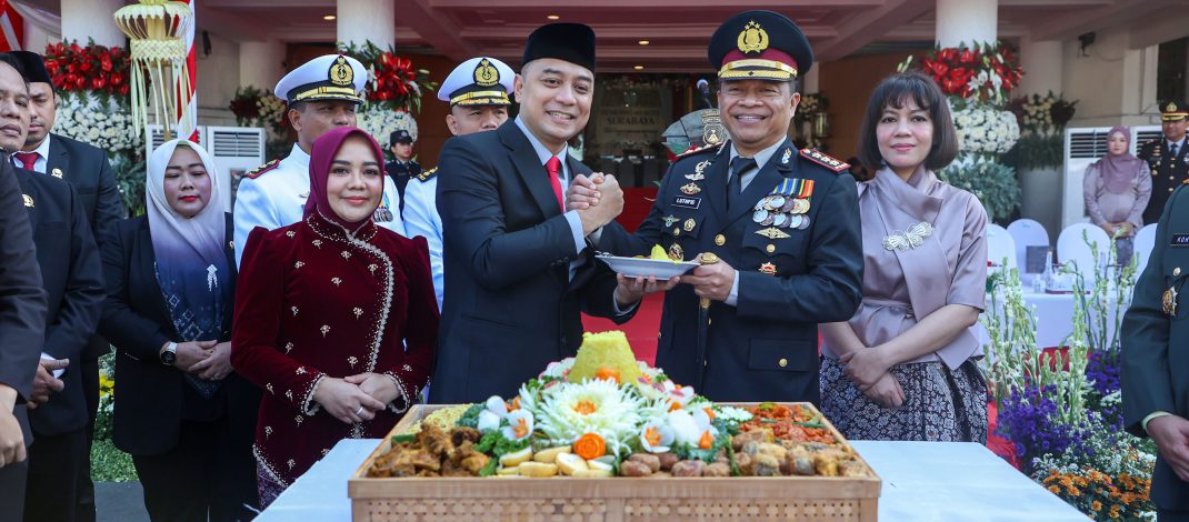 Terima Penghargaan di HUT ke-80 Bhayangkara, Wali Kota Eri Cahyadi Kuatkan Sinergi Bersama Polrestabes Surabaya