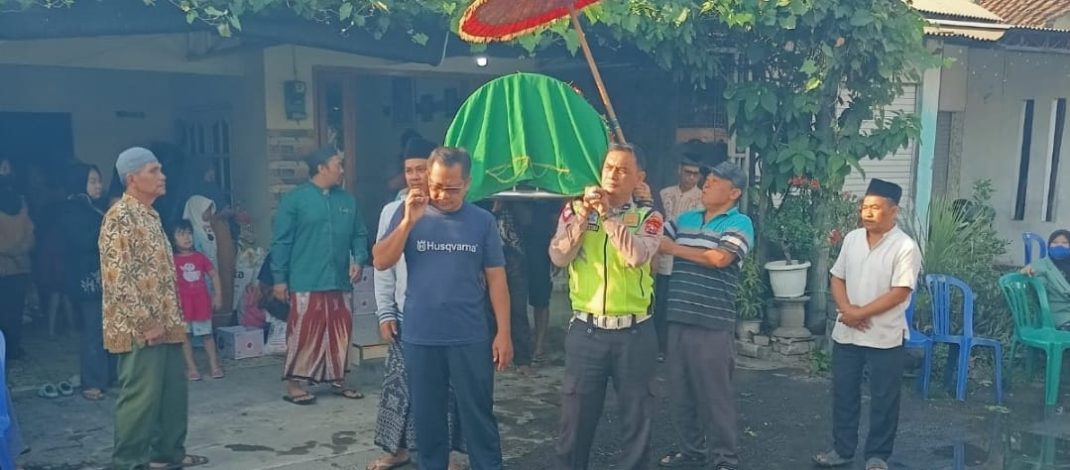 Bhabinkamtibmas Polsek Krian Takziah dan Antar Jenazah Warga