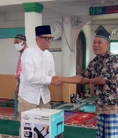Peduli Rumah Ibadah, Bupati OKU, H. Teddy Meilwansah Serahkan Bantuan Sound System untuk Masjid Fathul Jannah Desa Karang Endah