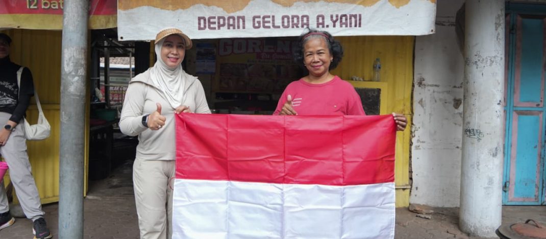 Gaungkan Semangat Kemerdekaan, Wali Kota Mojokerto Bagikan Bendera Merah Putih untuk Warga