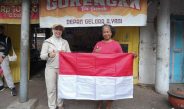 Gaungkan Semangat Kemerdekaan, Wali Kota Mojokerto Bagikan Bendera Merah Putih untuk Warga