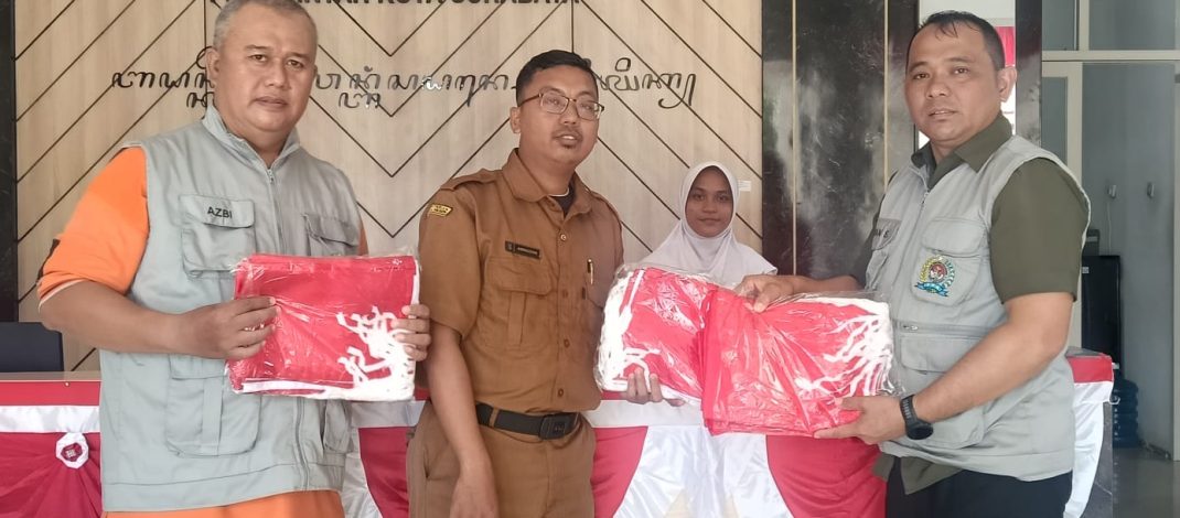 Perkuat Nasionalisme, Bakesbangpol Surabaya Gandeng FPK Bagikan 1.000 Bendera