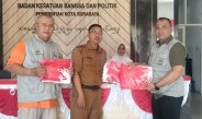 Perkuat Nasionalisme, Bakesbangpol Surabaya Gandeng FPK Bagikan 1.000 Bendera