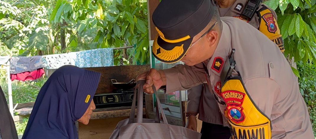 Kapolsek Taman Bagikan Sembako kepada Warga