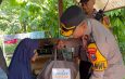 Kapolsek Taman Bagikan Sembako kepada Warga