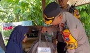 Kapolsek Taman Bagikan Sembako kepada Warga