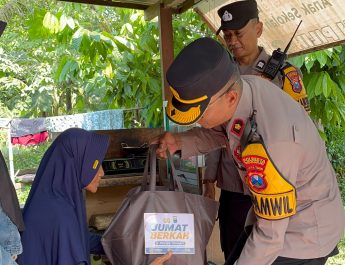 Kapolsek Taman Bagikan Sembako kepada Warga