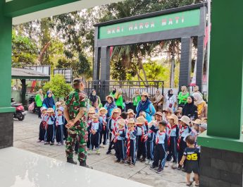 Tanamkan Cinta Tanah Air Sejak Dini, Koramil 0812/06 Ngimbang Sambut Kunjungan Outing Class TK Dharma Wanita dan KB Ceria