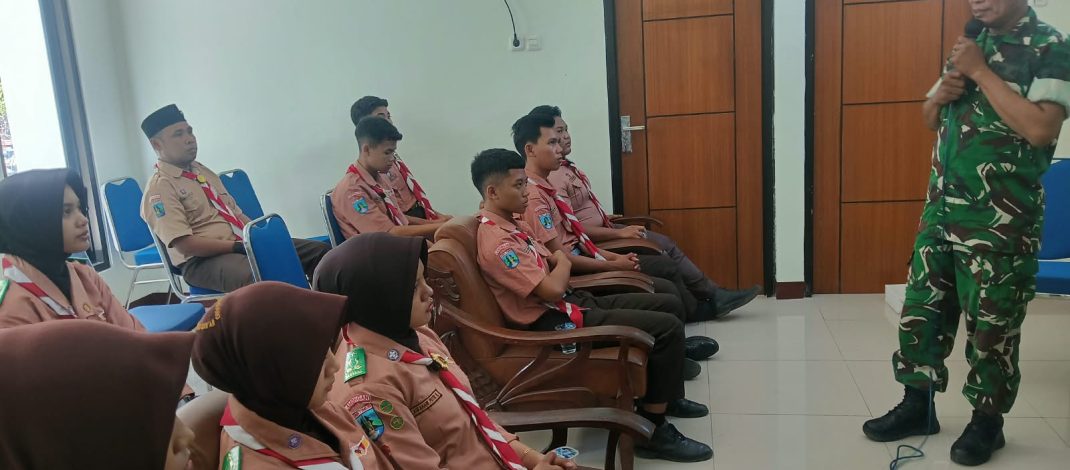 Tanamkan Jiwa Nasionalisme, Danramil 0812/06 Ngimbang Bekali Anggota Pramuka SMAN 1 Ngimbang Wawasan Kebangsaan
