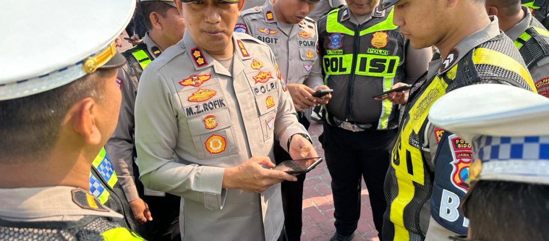 Wakapolresta Sidoarjo Periksa Handphone Anggota, Cegah Pelanggaran 