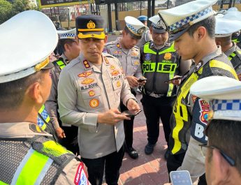 Wakapolresta Sidoarjo Periksa Handphone Anggota, Cegah Pelanggaran 