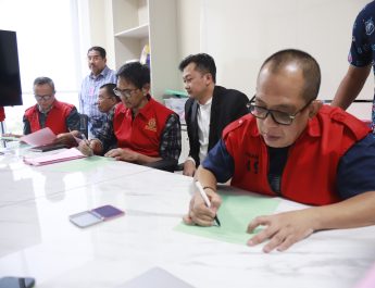 KEJARI SURABAYA MENERIMA PELIMPAHAN TERSANGKA DAN BARANG BUKTI PERKARA PUNGLI DI DINAS ESDM PROVINSI JAWA TIMUR