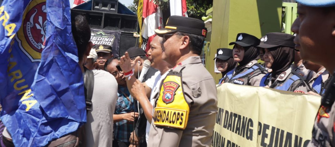 Polres Lamongan Berikan Pelayanan Humanis Dalam Pengamanan Aksi Penyampaian Pendapat Di Desa Brengkok
