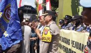 Polres Lamongan Berikan Pelayanan Humanis Dalam Pengamanan Aksi Penyampaian Pendapat Di Desa Brengkok