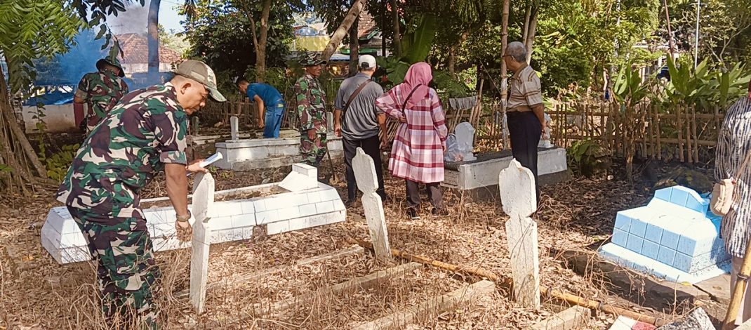 Wujud Penghormatan dan Gotong Royong, Babinsa Koramil Ngimbang Bersama Warga Bersihkan Makam Pahlawan dan Makam Umum Desa Sendangrejo