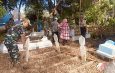 Wujud Penghormatan dan Gotong Royong, Babinsa Koramil Ngimbang Bersama Warga Bersihkan Makam Pahlawan dan Makam Umum Desa Sendangrejo