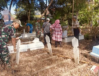Wujud Penghormatan dan Gotong Royong, Babinsa Koramil Ngimbang Bersama Warga Bersihkan Makam Pahlawan dan Makam Umum Desa Sendangrejo