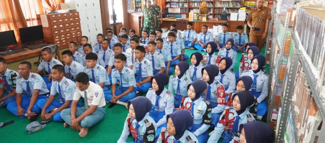 Perkuat Jiwa Patriotisme Generasi Muda, Kodim 0812/Lamongan Berikan Penyuluhan Wasbang dan Sosialisasi Rekrutmen TNI Di SMAN 1 Ngimbang