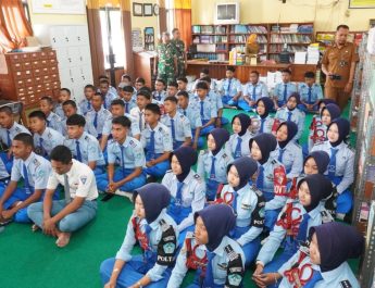 Perkuat Jiwa Patriotisme Generasi Muda, Kodim 0812/Lamongan Berikan Penyuluhan Wasbang dan Sosialisasi Rekrutmen TNI Di SMAN 1 Ngimbang