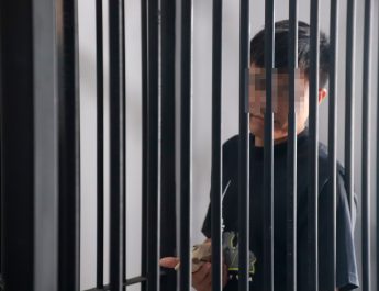 KEJARI SURABAYA MENERIMA PELIMPAHAN TERSANGKA DAN BARANG BUKTI PERKARA ATAS NAMA JL